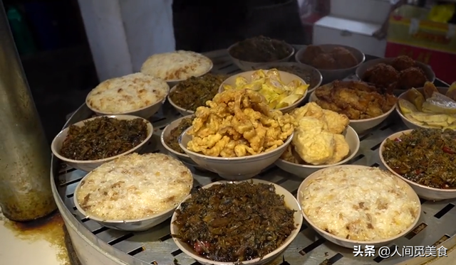 山东美女老板娘卖饭,3小时卖出2000份,一中午流水20000元