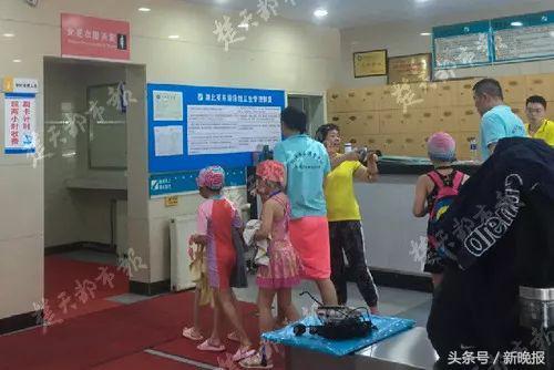 更衣室里她脱下衣服,尴尬的一幕发生了……为这事网友们都吵翻了!