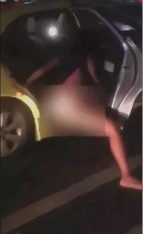 辣眼睛!女子内急出租车内伸出右腿……当街小便