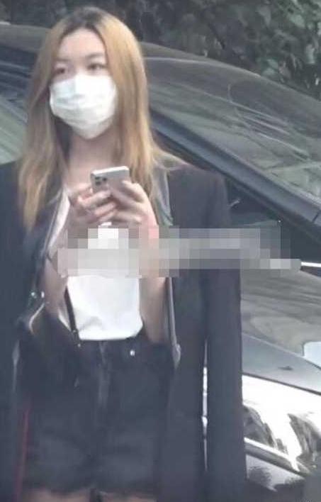 14岁李嫣秀逆天大长腿,超短裙长度引热议,身材和气质绝了