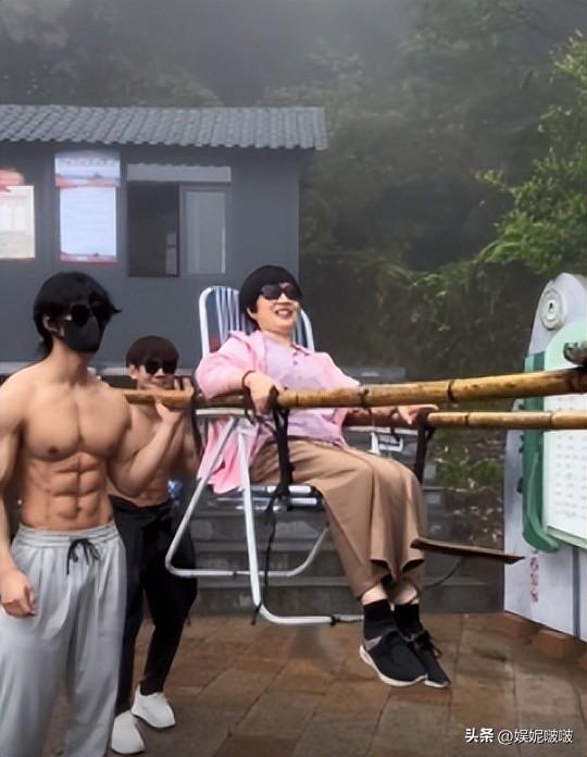 江西三清山肌肉帅哥抬轿,阿姨们笑得合不拢嘴,体育生就业新方向