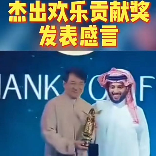 68岁成龙国外领奖人气高,与美女喝酒热聊笑开怀,女方身材太出众