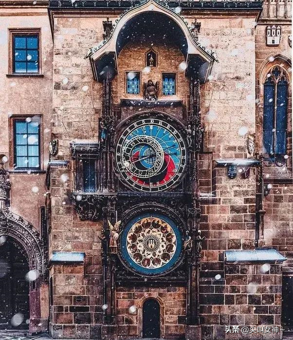 变态的纳粹德国,脱光犹太人女人衣服,集体屠杀!