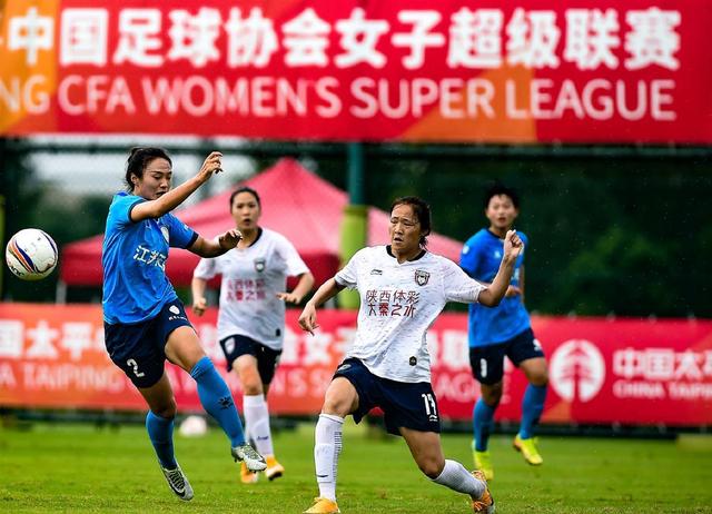 女超赛场无担架?队医将球员抱下场引发热议