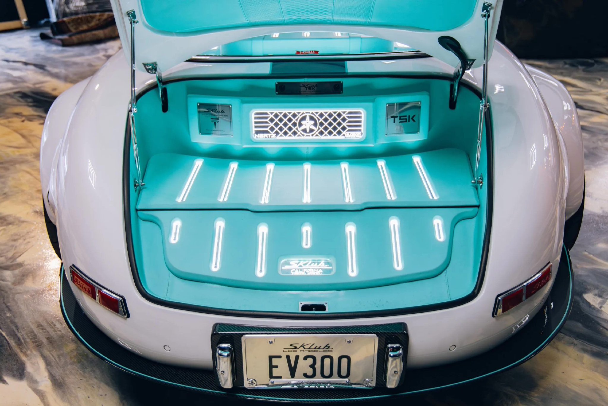 经典跑车重获新生?美国 S-Klub 公司将特斯拉 Model 3“爆改”成奔驰 300 SL