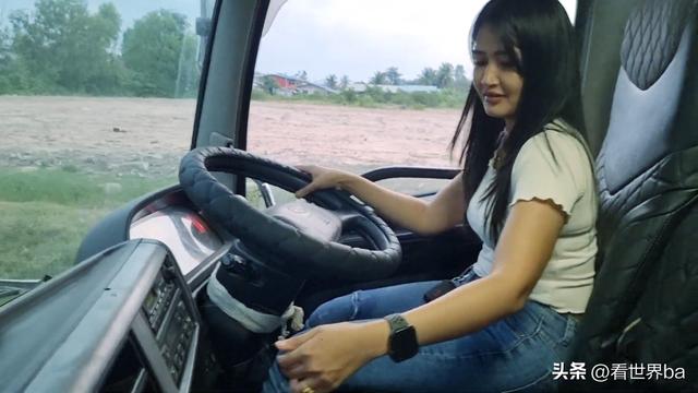 泰国美女开卡车搞货运,双挂卡车开着跟玩似的,不愧是老司机