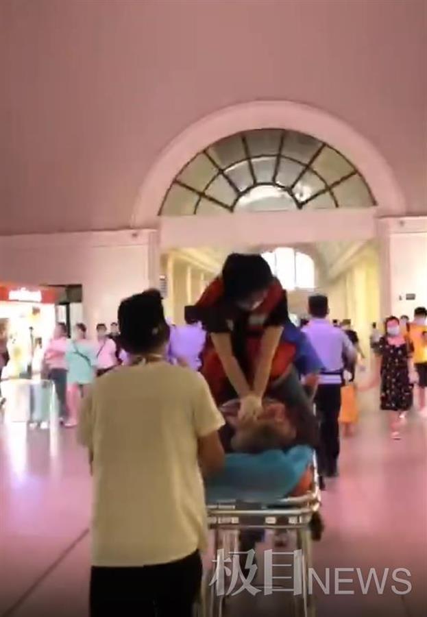 女子火车站突发呼吸心跳骤停,急救医生边心肺复苏边送医院