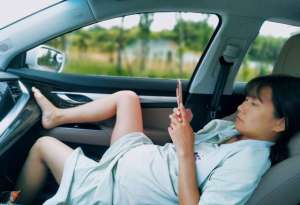 系安全带汽车(开车系了安全带也会被罚？老司机：系带不标准，不罚你罚谁？)