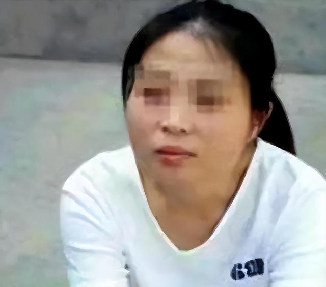 04年,福建美女被执行注射死刑,被按执行床前,她向狱警深深鞠躬