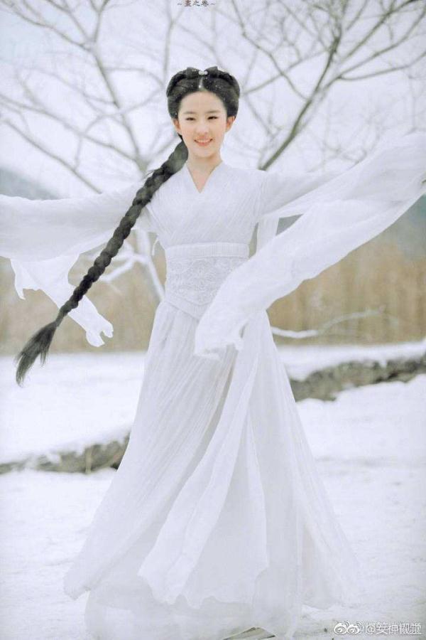 雪下的古装女神们,唐嫣白发美艳绝伦,杨幂呆滞,最后一个不想看