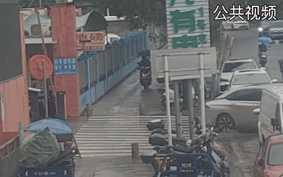 意外坠井、车辆打滑、单手骑车......雨天出行安全指南请收好!