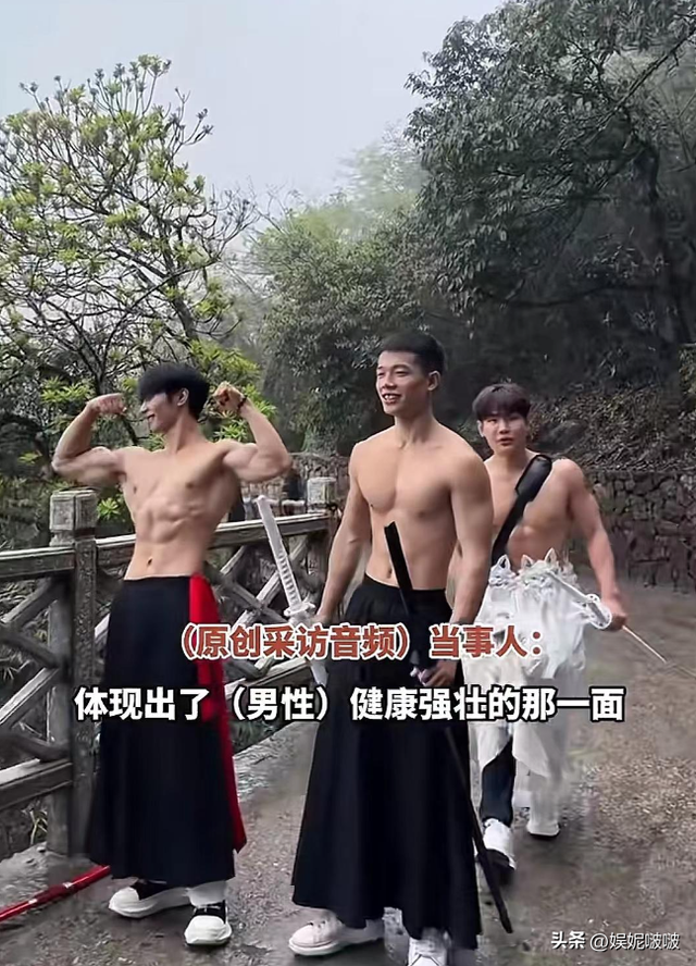 江西三清山肌肉帅哥抬轿,阿姨们笑得合不拢嘴,体育生就业新方向