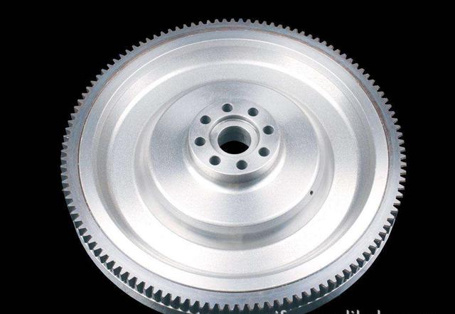 发动机为什么要有飞轮?它有哪些作用?双质量飞轮又是怎么回事?