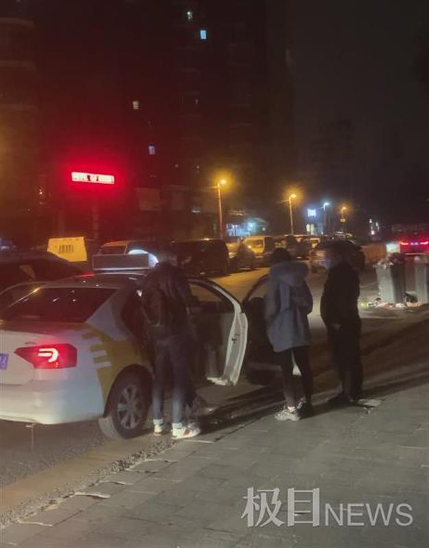 男子醉卧出租车内打鼾,司机无奈报警求助