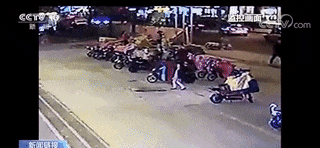 意外坠井、车辆打滑、单手骑车......雨天出行安全指南请收好!