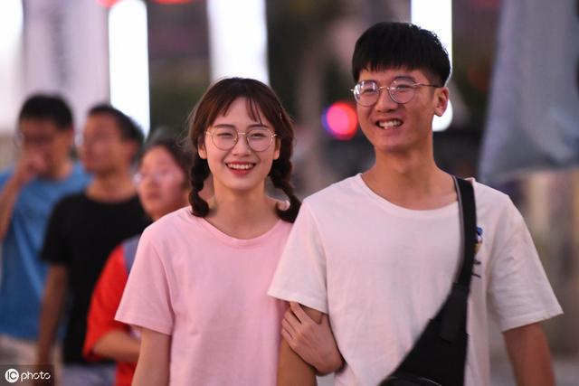 江苏苏宁易购VS广州恒大淘宝场外,美女宝贝扮“玉兔”靓丽养眼