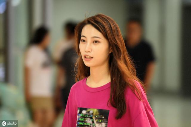 江苏苏宁易购VS广州恒大淘宝场外,美女宝贝扮“玉兔”靓丽养眼