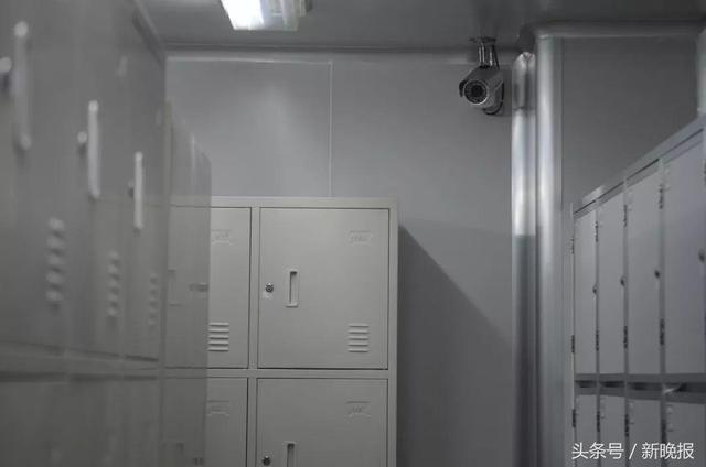 更衣室里她脱下衣服,尴尬的一幕发生了……为这事网友们都吵翻了!