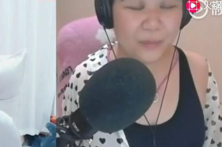 58岁大妈,抖着36D大胸,凶残的收割着荷尔蒙过剩的傻子