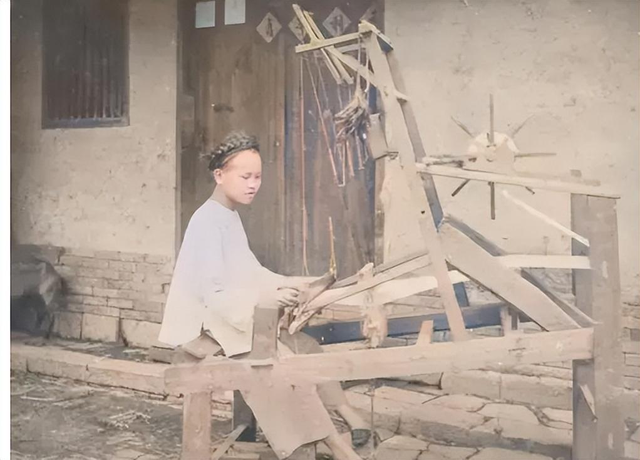 变态的纳粹德国,脱光犹太人女人衣服,集体屠杀!