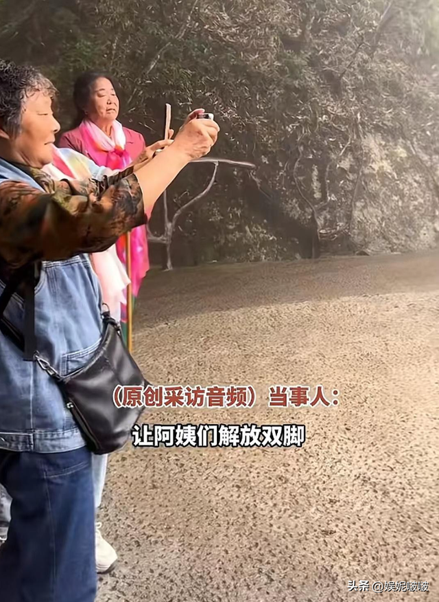 江西三清山肌肉帅哥抬轿,阿姨们笑得合不拢嘴,体育生就业新方向