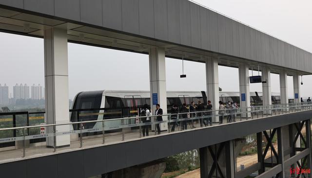 全球首个时速160公里内嵌式磁浮交通系统亮相,“成都造”