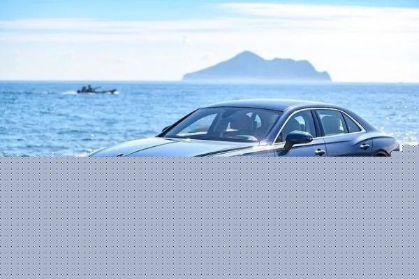 2022款宾利飞驰亮相,配6.0L引擎,奔驰S还香吗?