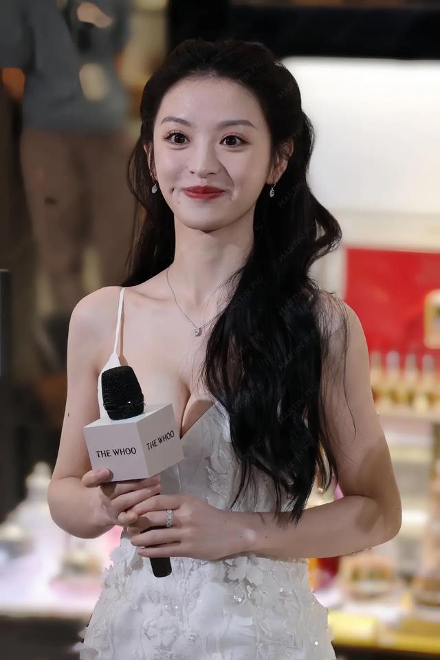 田曦薇“成都王府井”生图,仙女白裙又甜又嫩,满分身材真的惊艳