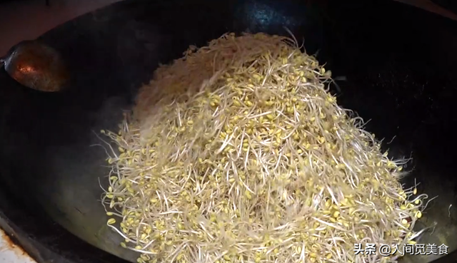 山东美女老板娘卖饭,3小时卖出2000份,一中午流水20000元