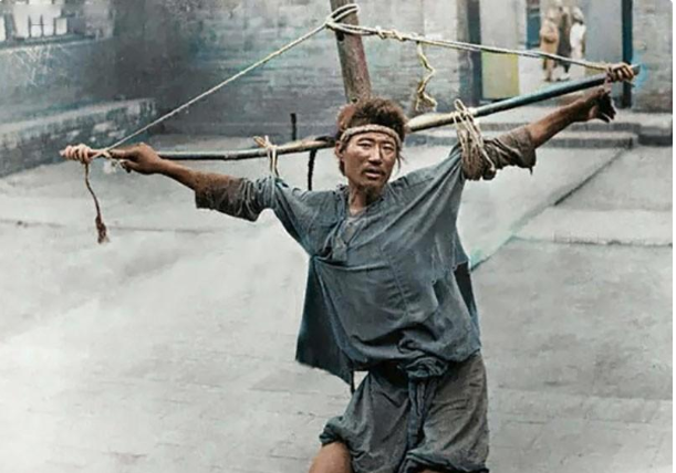 变态的纳粹德国,脱光犹太人女人衣服,集体屠杀!