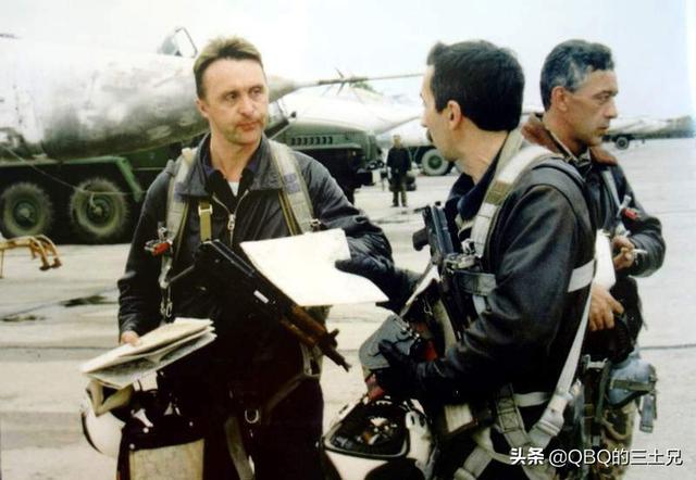 可塞到弹射座椅下的M4,美空军新版GAU-5A求生枪,火力仍是第一位