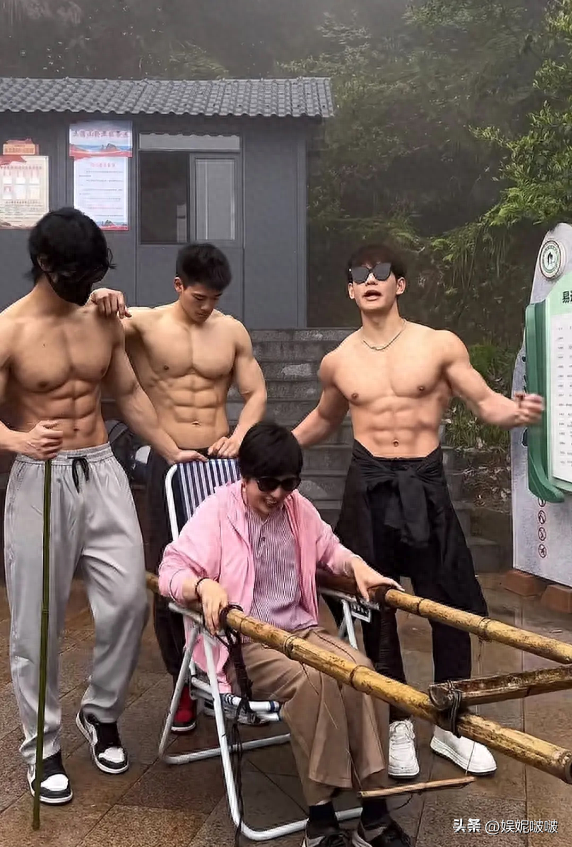 江西三清山肌肉帅哥抬轿,阿姨们笑得合不拢嘴,体育生就业新方向