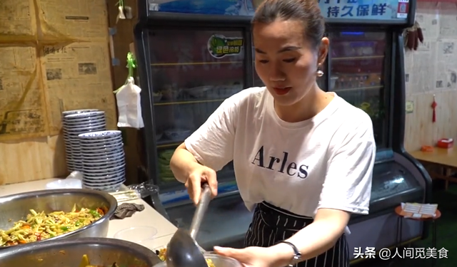 山东美女老板娘卖饭,3小时卖出2000份,一中午流水20000元