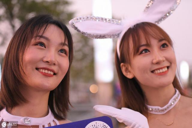 江苏苏宁易购VS广州恒大淘宝场外,美女宝贝扮“玉兔”靓丽养眼