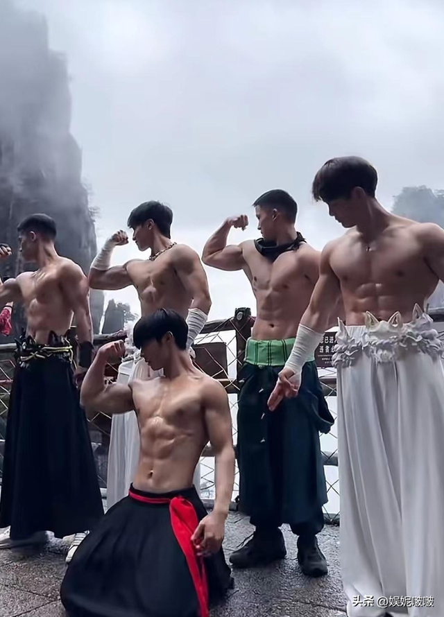 江西三清山肌肉帅哥抬轿,阿姨们笑得合不拢嘴,体育生就业新方向