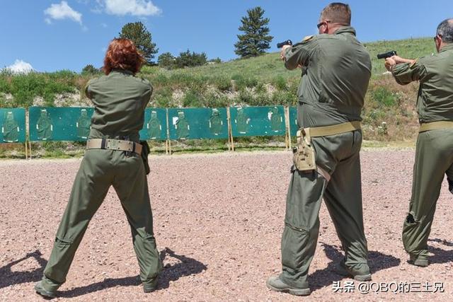 可塞到弹射座椅下的M4,美空军新版GAU-5A求生枪,火力仍是第一位