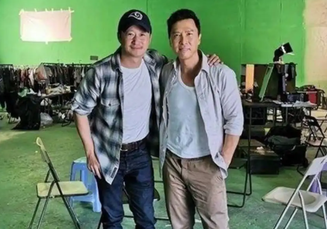 68岁成龙国外领奖人气高,与美女喝酒热聊笑开怀,女方身材太出众