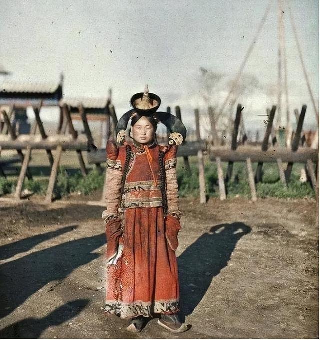 1913年,蒙古国的一个女子被剥光衣服,装进木箱,扔进了沙漠里