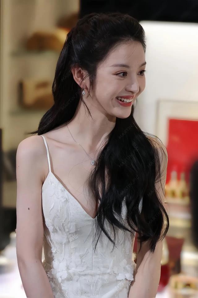 田曦薇“成都王府井”生图,仙女白裙又甜又嫩,满分身材真的惊艳