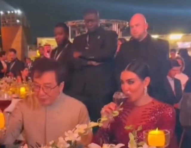 68岁成龙国外领奖人气高,与美女喝酒热聊笑开怀,女方身材太出众