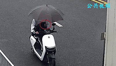 意外坠井、车辆打滑、单手骑车......雨天出行安全指南请收好!