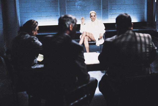 情色+悬疑的《本能》公映30周年,你还记得蛇蝎美女莎朗斯通么?