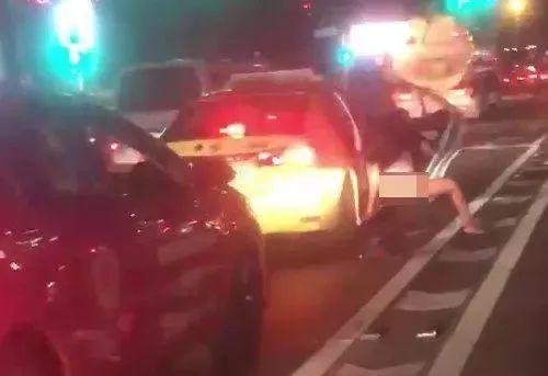 辣眼睛!女子内急出租车内伸出右腿……当街小便