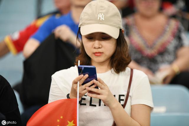 江苏苏宁易购VS广州恒大淘宝场外,美女宝贝扮“玉兔”靓丽养眼