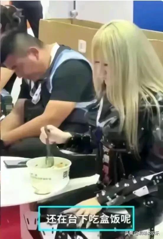 惊呆了!北京人工机器人展曝有美女模特假扮,网友吐槽 什么都造假