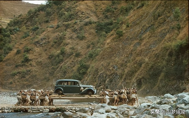 变态的纳粹德国,脱光犹太人女人衣服,集体屠杀!