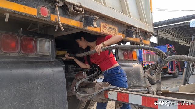 泰国美女开卡车搞货运,双挂卡车开着跟玩似的,不愧是老司机