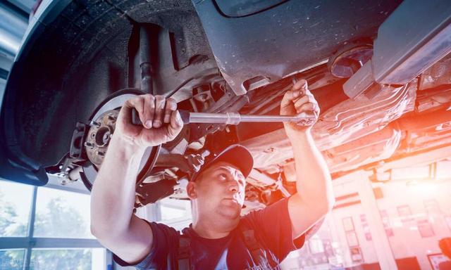 如何自己判断汽车减震器是否已坏,看这几个地方就知道,简单实用