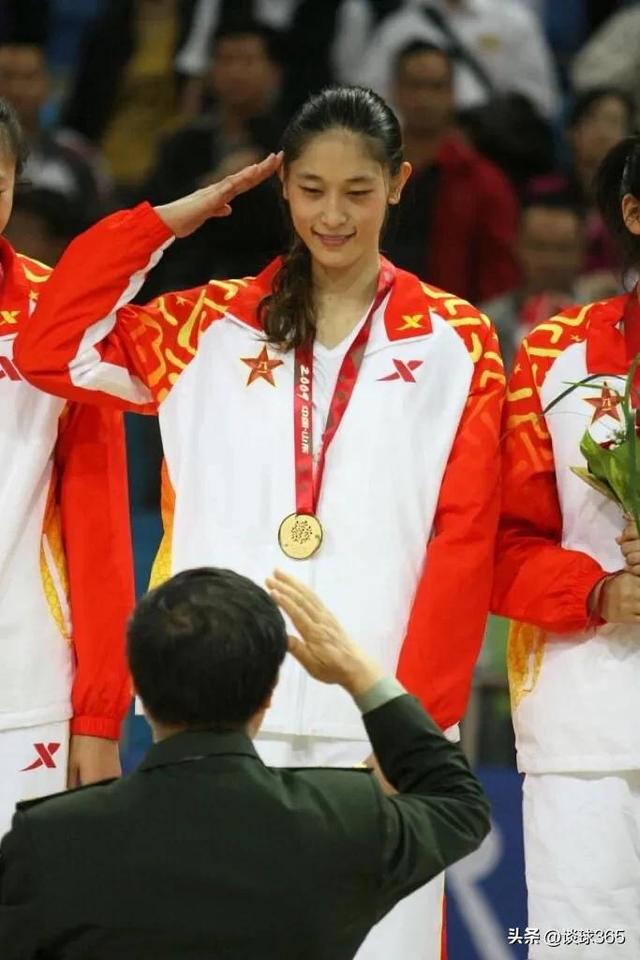 43岁女篮前美女国手成世界杯解说员,昔日女神容颜已老,至今未婚