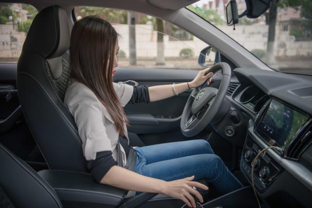 开车系了安全带也会被罚?老司机:系带不标准,不罚你罚谁?